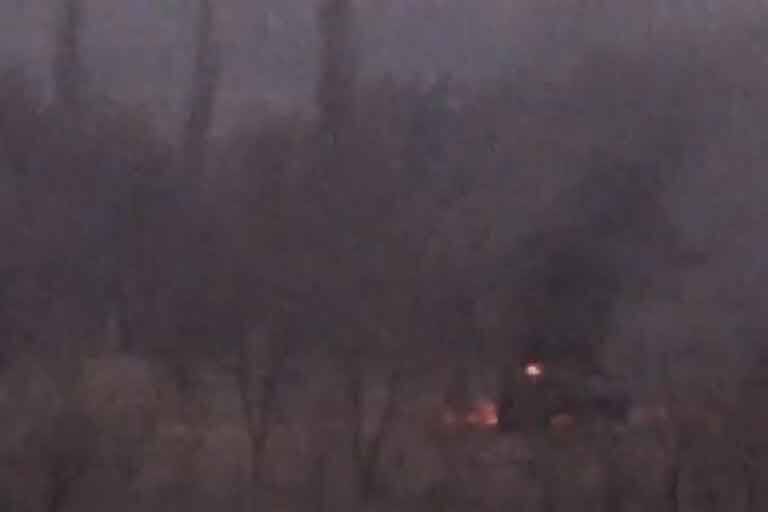 БМП-2 ВСУ подорвалась на украинской мине, пытаясь уйти от ответного огня НМ ДНР (видео)