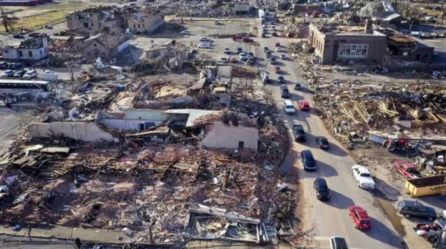 В сети появились фото и видео, запечатлевшие разрушительные последствия торнадо в США