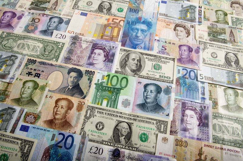 Доллар снижается на торгах "Московской биржи"