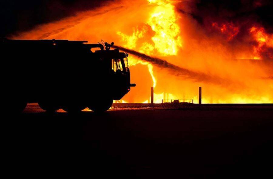 Спасатели укротили огонь в ангарах на Салова, остались тлеть 800 «квадратов»