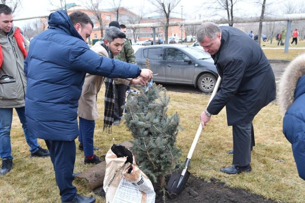 В Астрахани первые лица региона высадили деревья в сквере Трусовского района