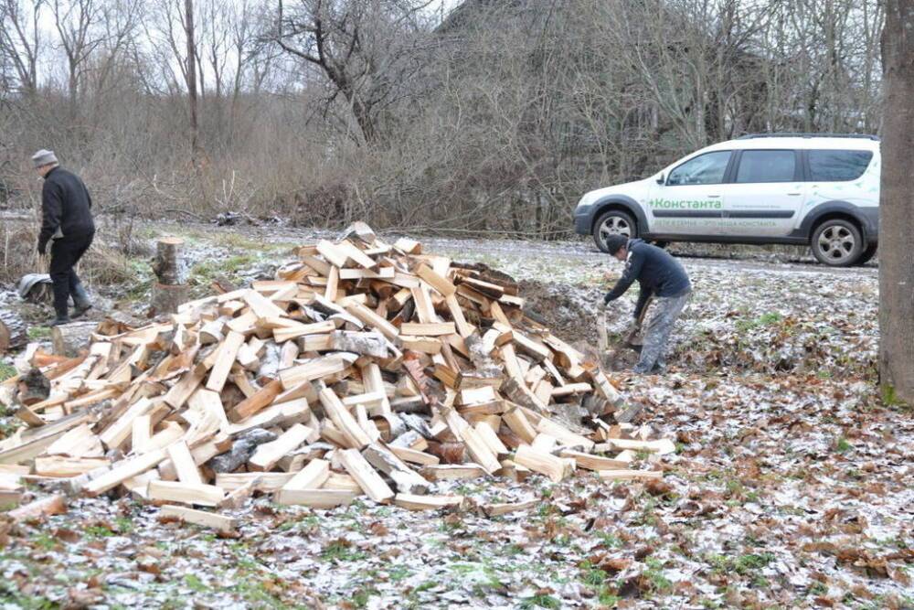 Жители Тверской области помогли обеспечить дровами семью