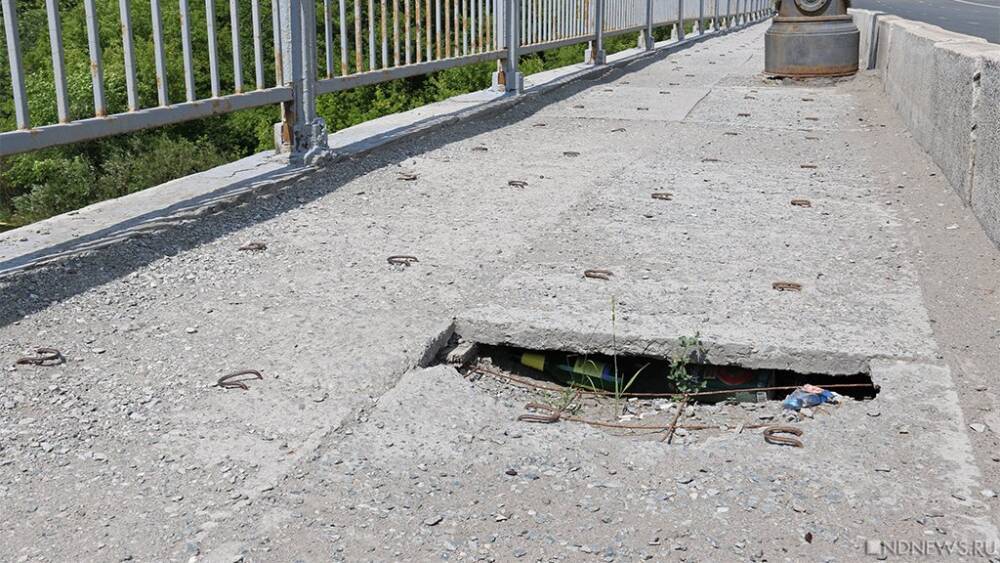 В Челябинской области закрыли движение через мост. Сооружение не выдержало потока фур