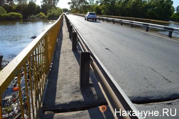 В Челябинской области закрыли движение по мосту через реку Сим из-за трещины