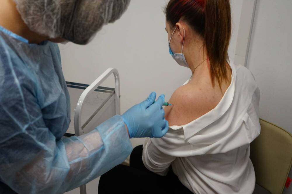 Петербуржцы смогут сделать прививку от COVID-19 во время новогодних каникул