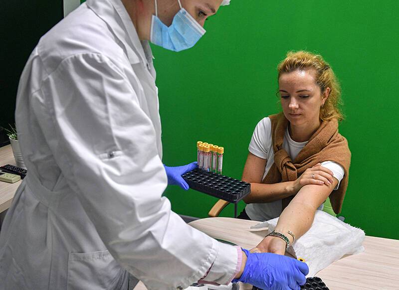 Привитым иностранными вакцинами россиянам начнут выдавать сертификаты