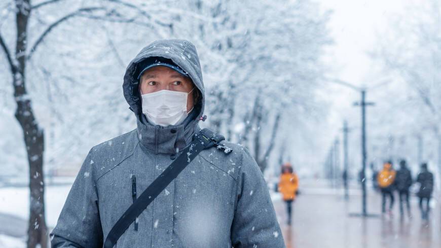 «В мороз они могут стать угрозой для здоровья»: как правильно носить медицинские маски зимой?