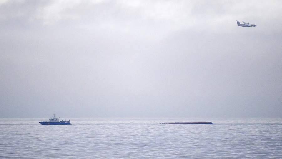 СМИ сообщают о вытекании топлива с перевернувшегося в Балтийском море судна