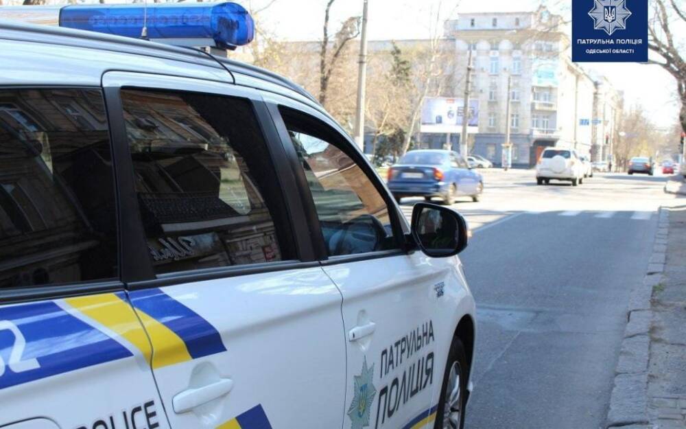 На Луганщине пьяный водитель иномарки напал на девушку-патрульную
