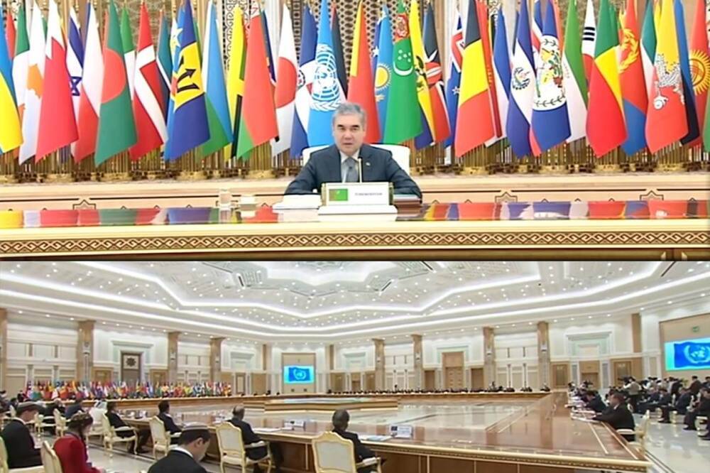 Накануне Дня нейтралитета Бердымухамедов провел конференцию и заслушал поздравления иностранных дипломатов