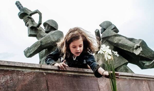 Жители Латвии на страже истории: начат сбор на восстановление Памятника освободителям Риги