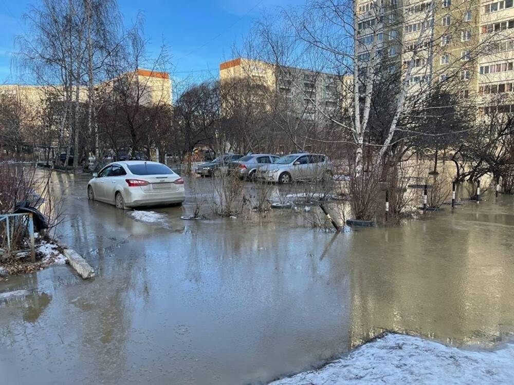 В Екатеринбурге — крупная коммунальная авария. Полностью затопило большой двор