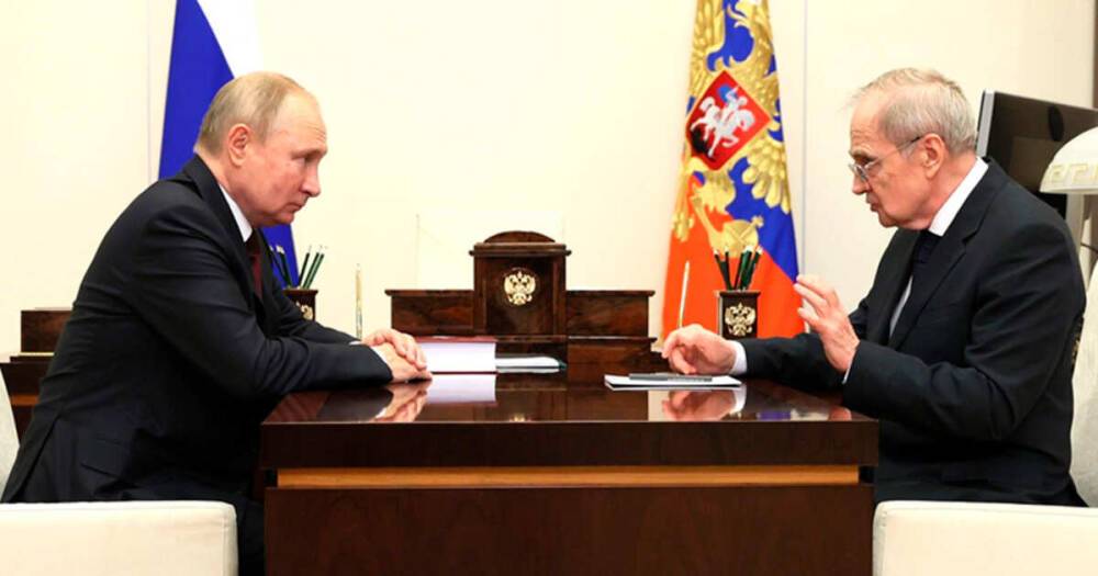 Зорькин подарил Путину сборник решений Конституционного суда