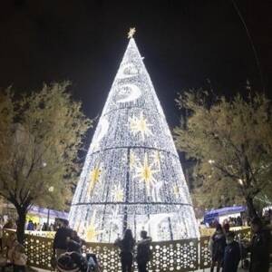 В Испании мэра хотят отправить в отставку из-за украшений к Рождеству. Фото
