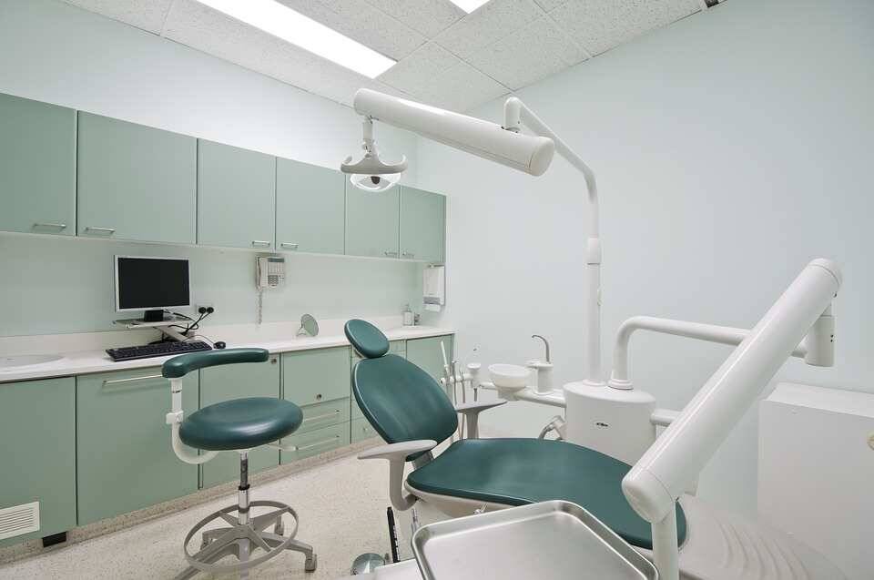 В Москве недовольный лечением зубов пациент ударил стоматолога ножом