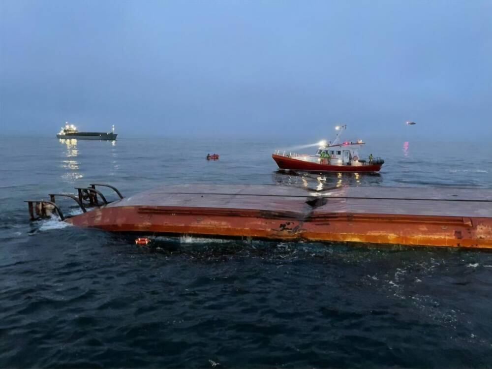 В Балтийском море столкнулись два грузовых судна, одно перевернулось