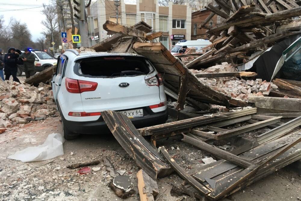 Обрушение стены в Саратове: с бизнесвумен потребуют оплатить лечение пострадавшего