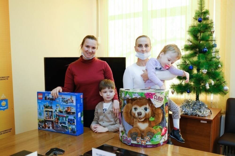 В Астрахани особенным детям вручили новогодние подарки