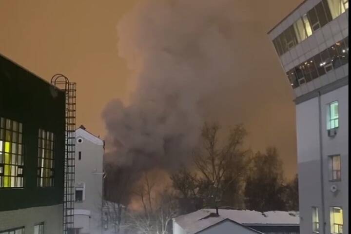 В Парке Горького в Москве произошел пожар: очевидцы услышали взрывы