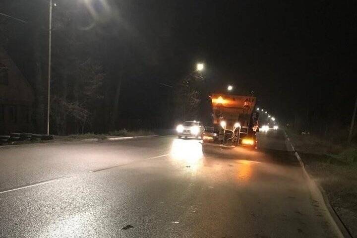 В Курске ночью с 12 на 13 декабря дорожники обработали от гололеда около 100 дорог