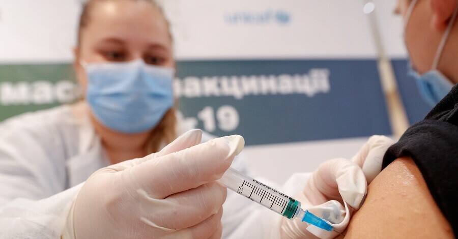Ляшко подписал приказ о введении в Украине дополнительной дозы вакцины от коронавируса