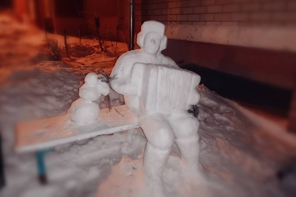 В Ярославском районе жители слепили снежного гармониста
