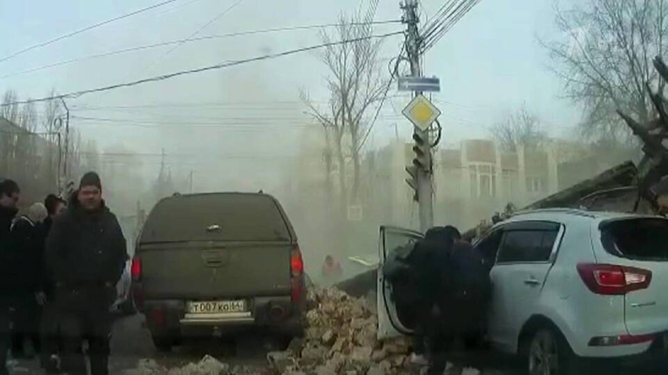 На одной из центральных улиц Саратова прямо на автомобили рухнула стена старинного дома