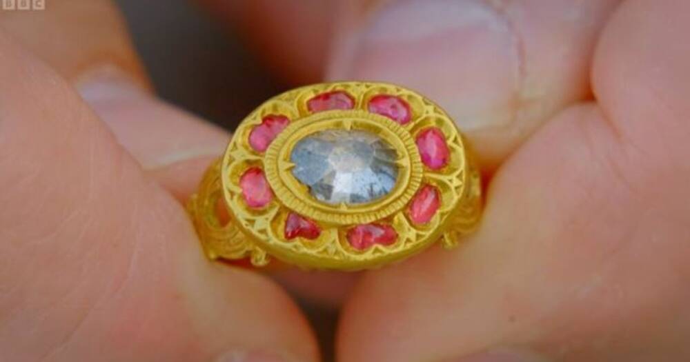 Женщина случайно купила золотое кольцо с бриллиантом и рубинами за 35 грн