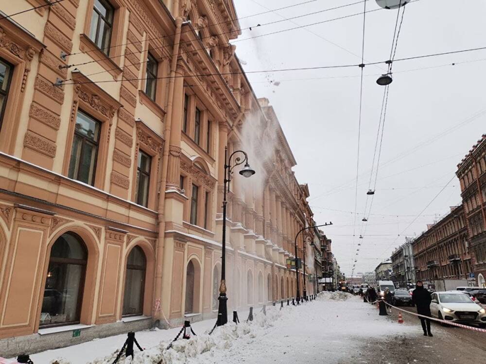 Прокуратура Петербурга начала проверку после госпитализаций из-за падения сосулек и снега