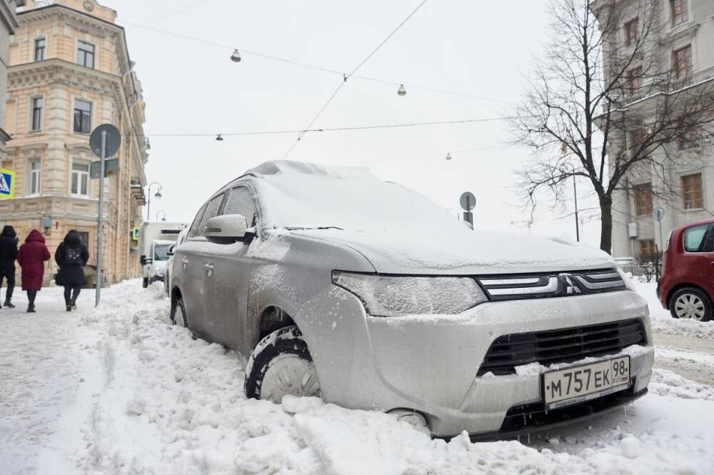 Мощная лавина сошла с крыши дома в Петербурге и разбила автомобиль