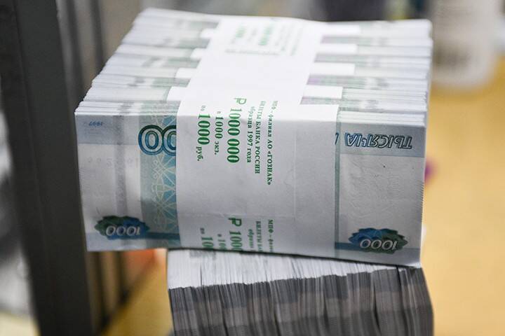 Похитившая 23 миллиона рублей кассир банка сдалась полиции
