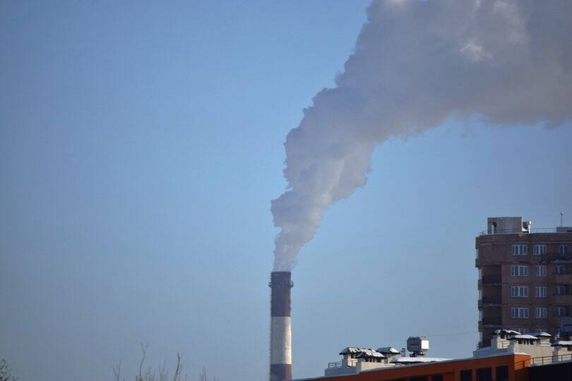 Власти двух башкирских городов объяснили, почему в воздухе запах химических веществ