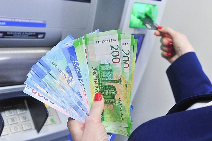 Неизвестные внесли в банкомат поддельные купюры почти на четыре миллиона рублей