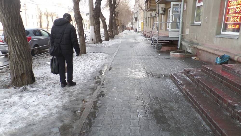 «Я не умею ездить на коньках». Жители Челябинской области жалуются на скользкие дороги