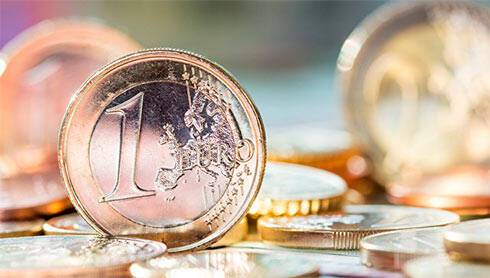 Курс евро 14 декабря перешел к росту к доллару на данных из еврозоны