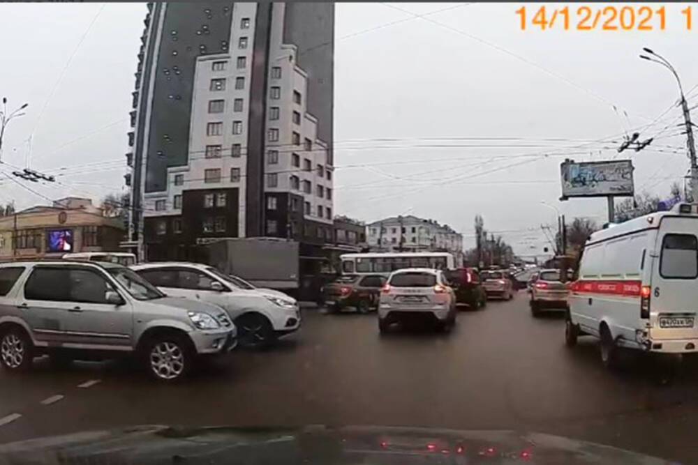 Неработающие светофоры вызвали в Воронеже транспортный коллапс