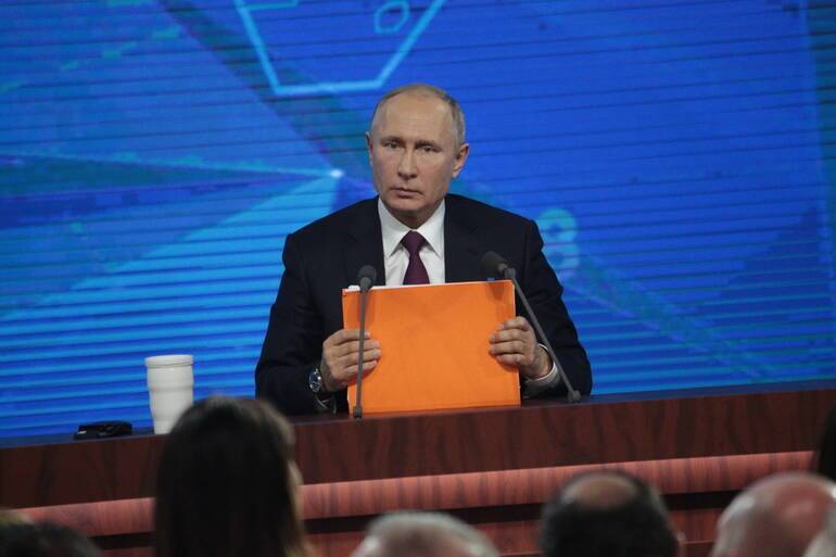 Что Путин сказал о введении QR-кодов в транспорте