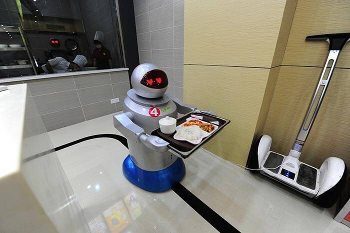 В ресторане «Rheingold» заказ приносит робот