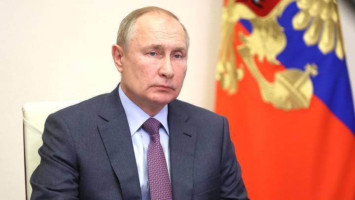 Путин поручил удвоить надбавки борющимся с COVID-19 медикам в Новый год