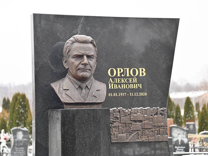 Смоленские строители увековечили память Алексея Орлова
