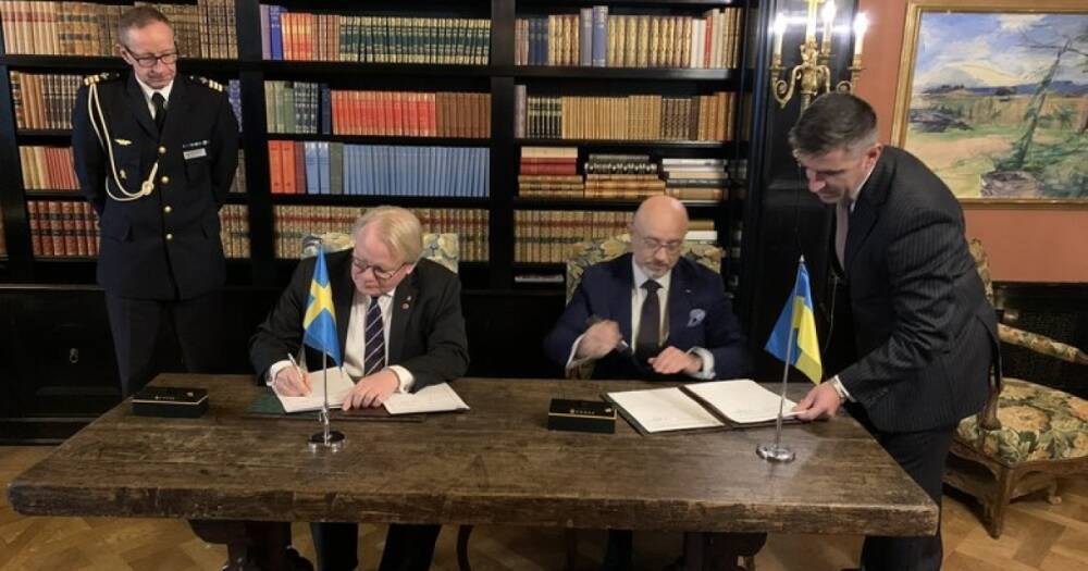 Украина и Швеция продолжат сотрудничество в сфере обороны: Резников подписал новое соглашение