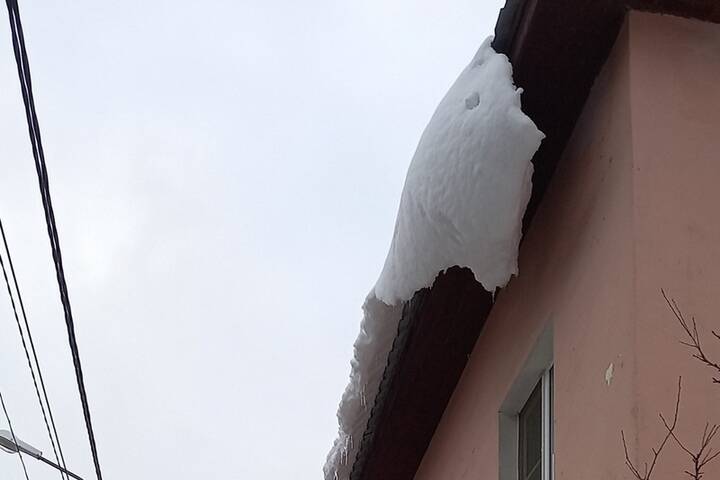 «Чуть не прибило»: житель Печор пожаловался на плохую уборку крыш от снега