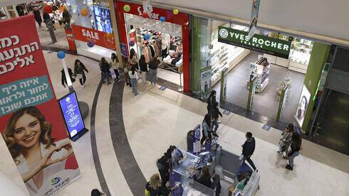Новые правила в Израиле: в торговые центры - только с зеленым паспортом