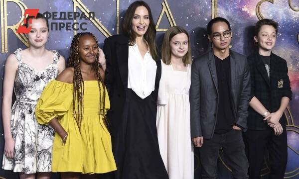 Анджелина Джоли запрещает детям видеться с отцом