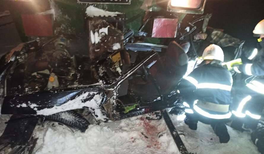 На Прикарпатье в смертельном ДТП поезд столкнулся с автомобилем