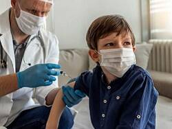 Жители России требуют от власти четких и ясных ответов о ковид-вакцинации детей
