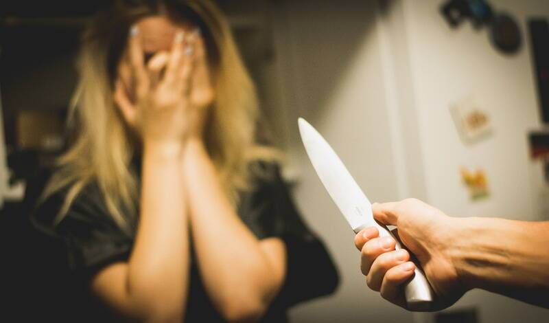 Тюменка получила удар ножом от супруга из-за замечания о злоупотреблении алкоголем