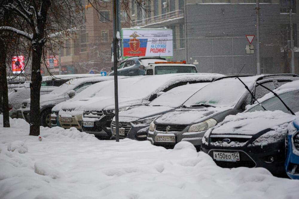 Плохую уборку снега в Новосибирске объяснили низкими зарплатами рабочих