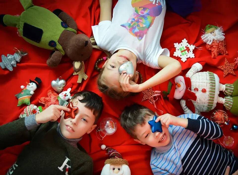 Треть жителей Новосибирска потратят до трёх тысяч рублей на новогодние подарки для детей