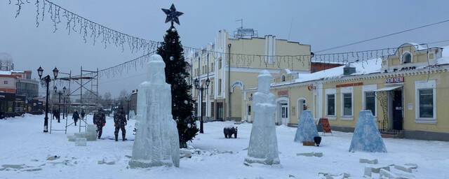 На Мало-Тобольской в Барнауле начали возводить новогодний городок